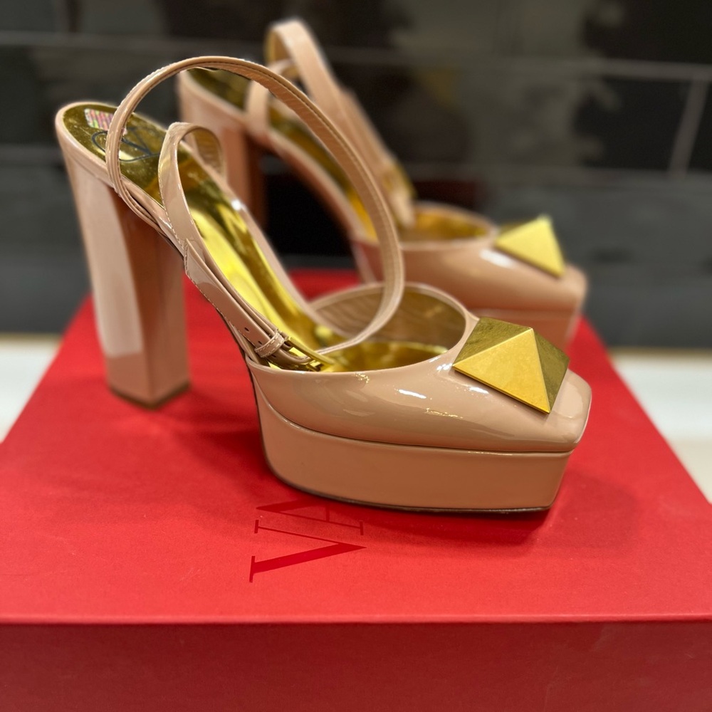 Valentino Garavani One Stud Patent Leather Pumps